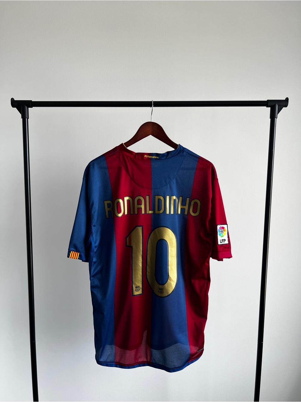 Authentic 2006-07 Barcelona Nike Home Shirt Ronaldinho #10
